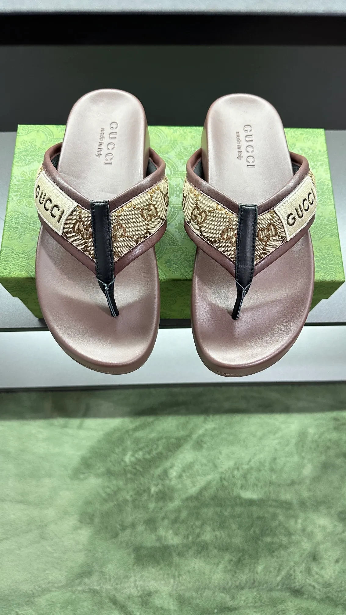[G Family Couple Style] P: 300💰Female size 36~40 Men's size 39~45, (46. Custom-made Unisex GG slippers This slipper is made of GG polyester fiber and is decorated with a Gucci label on the front, adding a striking logo feel to the style. Beige GG recycled polyester fiber Unisex leather trim "Gucci Made in Italy" embroidered label Rubber sole Flat Made in Italy